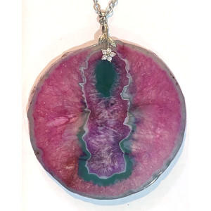 Agate Gemstone Pendant on a Silver-Coloured Necklace.