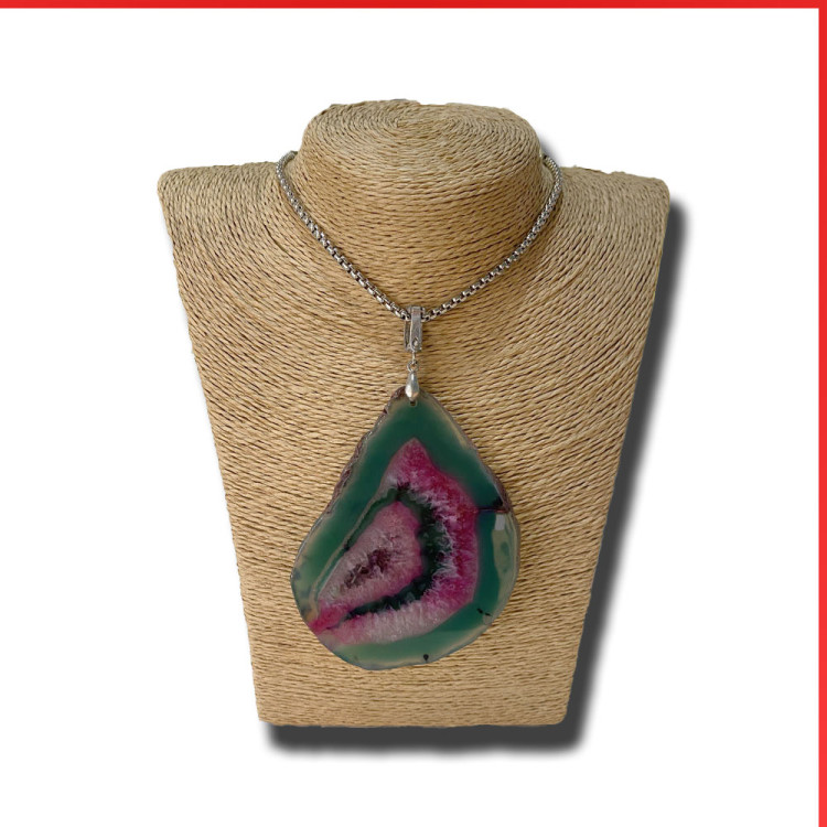 Agate Gemstone Pendant on a Silver-Coloured Necklace. Agate Gemstone Pendant on a Silver-Coloured Necklace.