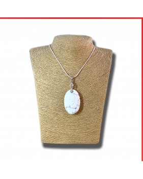 Agate Beige gemstone pendant on a silver coloured necklace